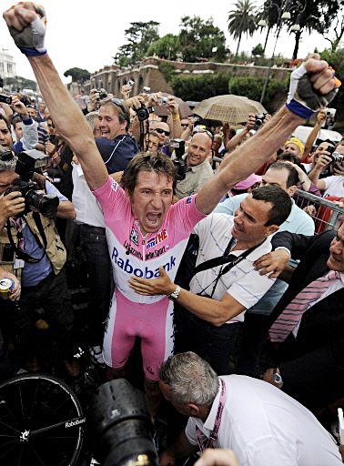 Menchov celebrates Giro victory